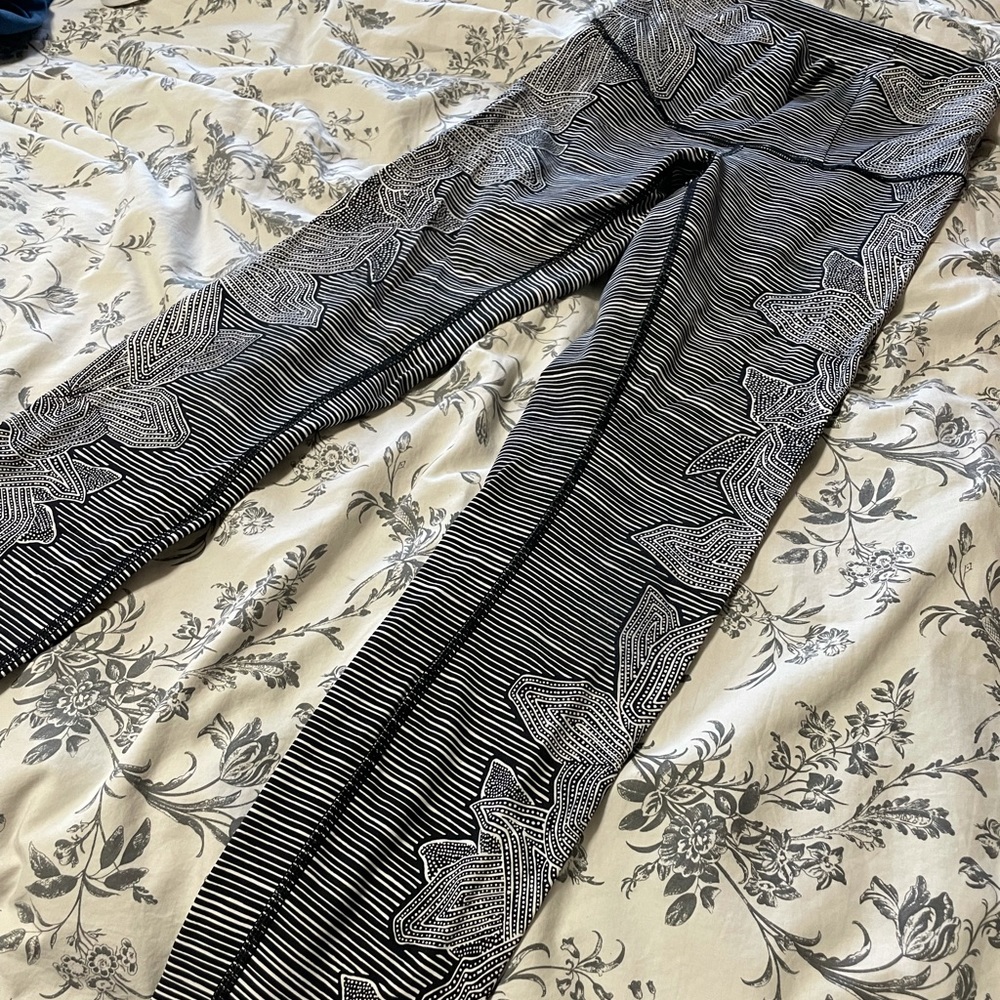 Lululemon Dottie Tribe Leggings 6 EUC